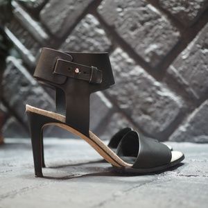 *PM Editor Pick* Vince Antonia Sandal- Worn Once!