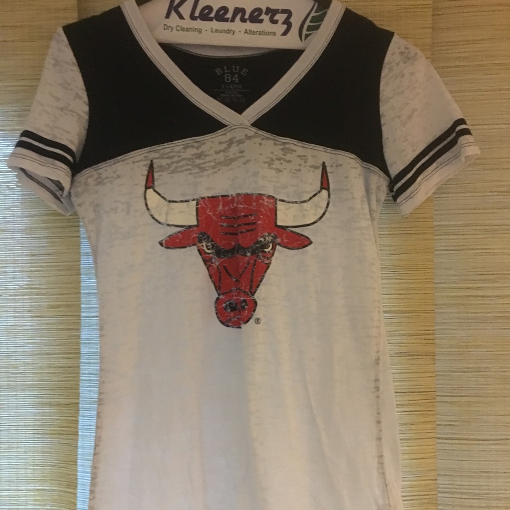 Chicago Bulls V-neck Shirt