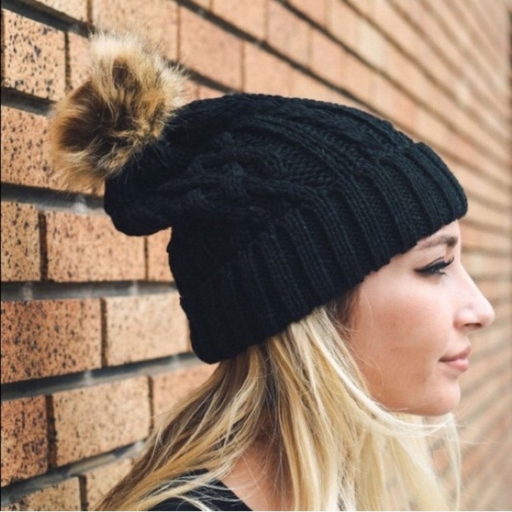 NWT Women’s Black Sweater Knit Pompom Winter Beanie