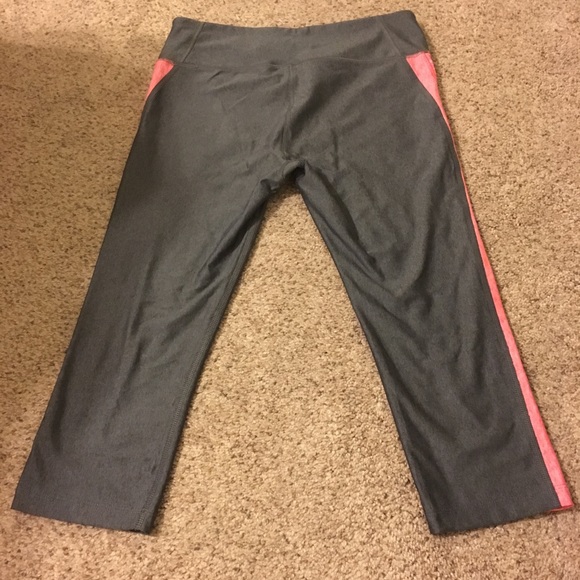Under Armour UA Heat Gear Capri Gray Pink Small - Picture 3 of 3