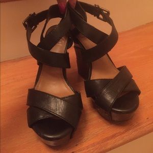 Gianni Bini woodlook platform black strappy wedges