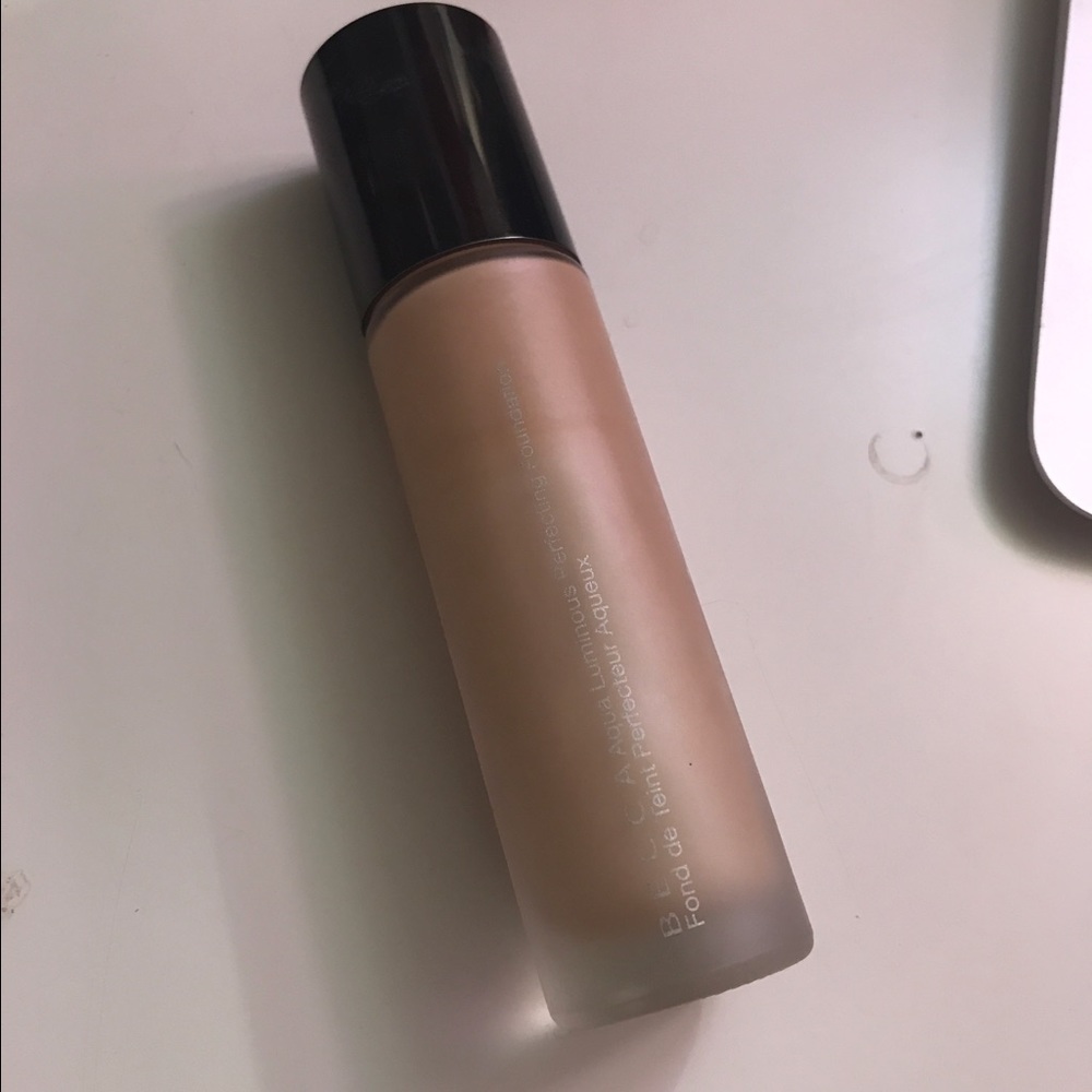 Becca aqua luminous foundation