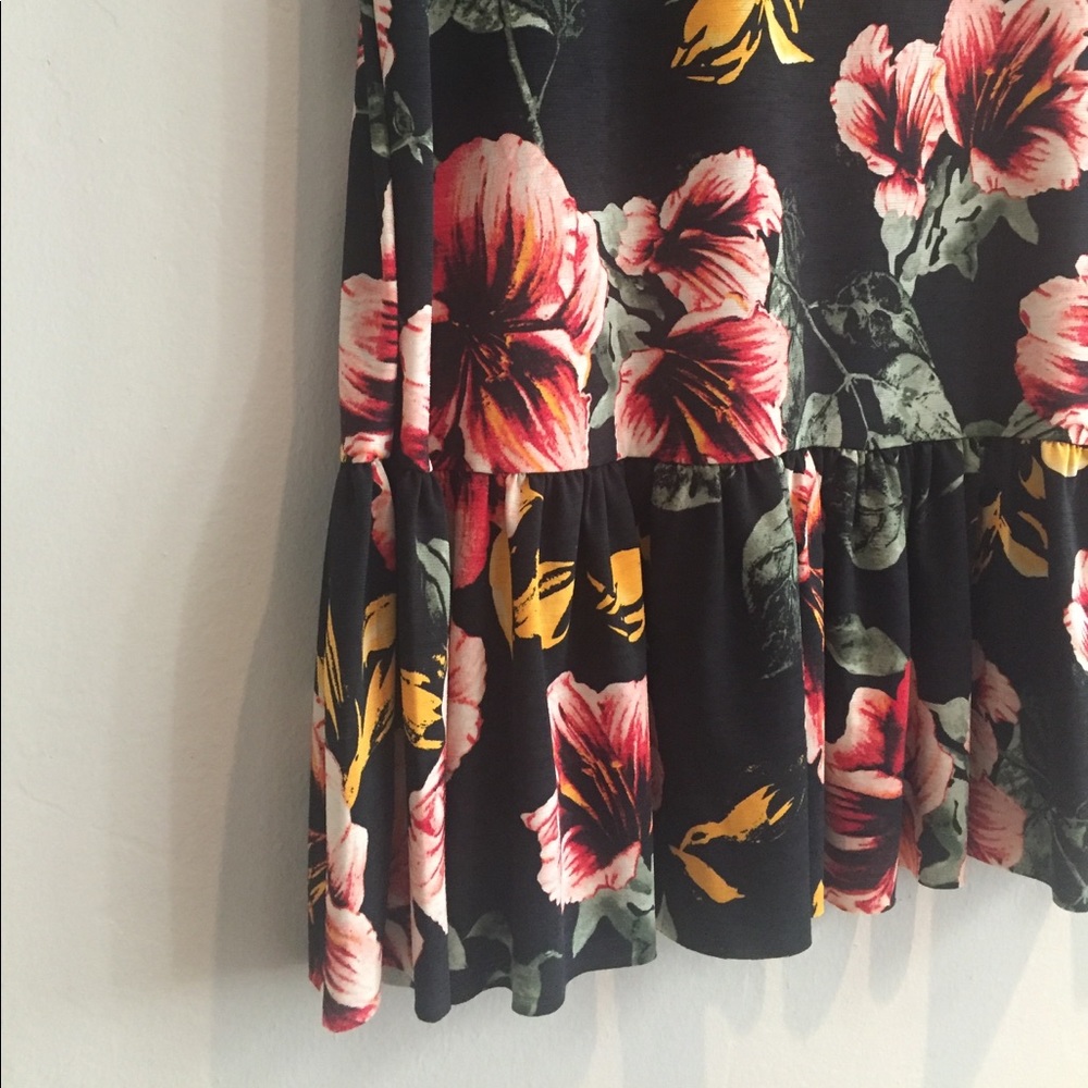 🆑 Black Floral Short Sleeve Top - Picture 4 of 5