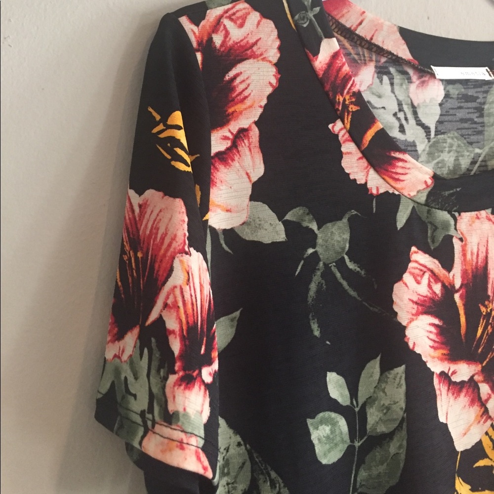 🆑 Black Floral Short Sleeve Top - Picture 5 of 5