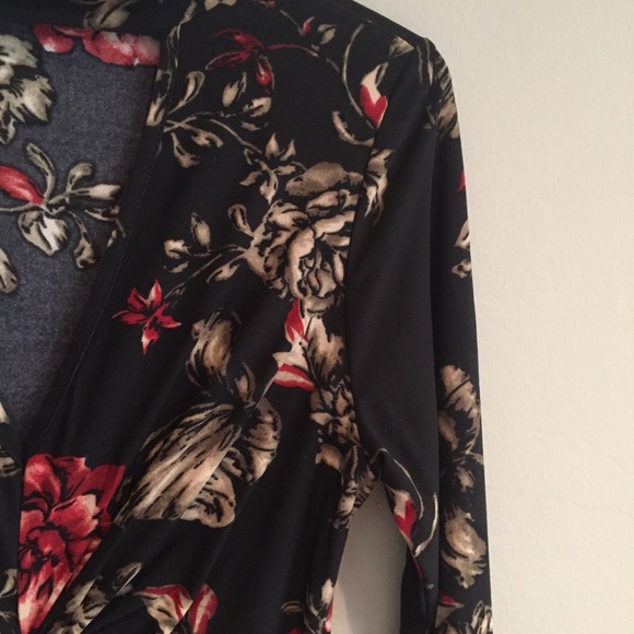 🆑 Black and Wine Floral Long Sleeve Dress - Picture 4 of 4