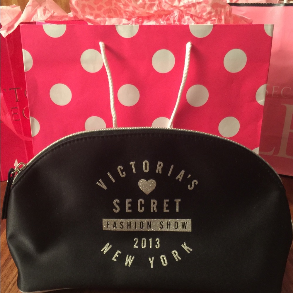 💖🎀💝Victoria Secret Fashion Show Make Up Bag👛