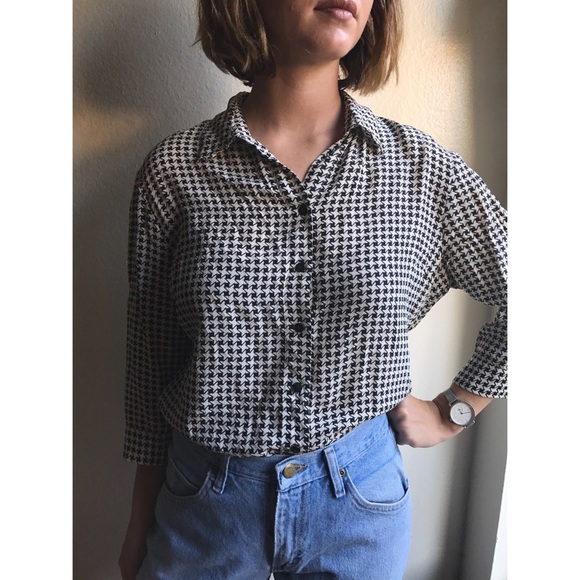 Vintage Tops - ✖️sold✖️100% silk houndstooth button up