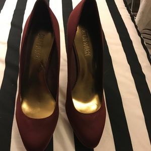 ***NEVER USED*** maroon satin heels