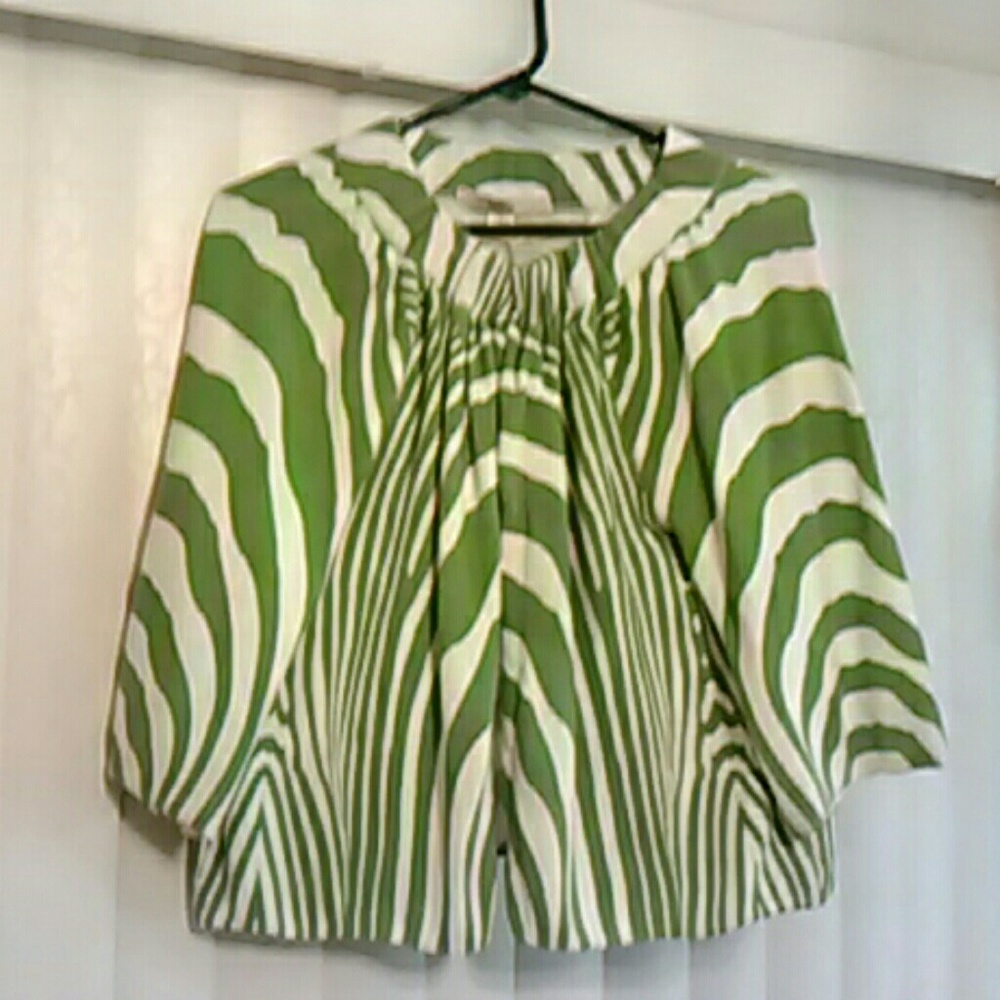 From Belford , this Bolero Cape features: