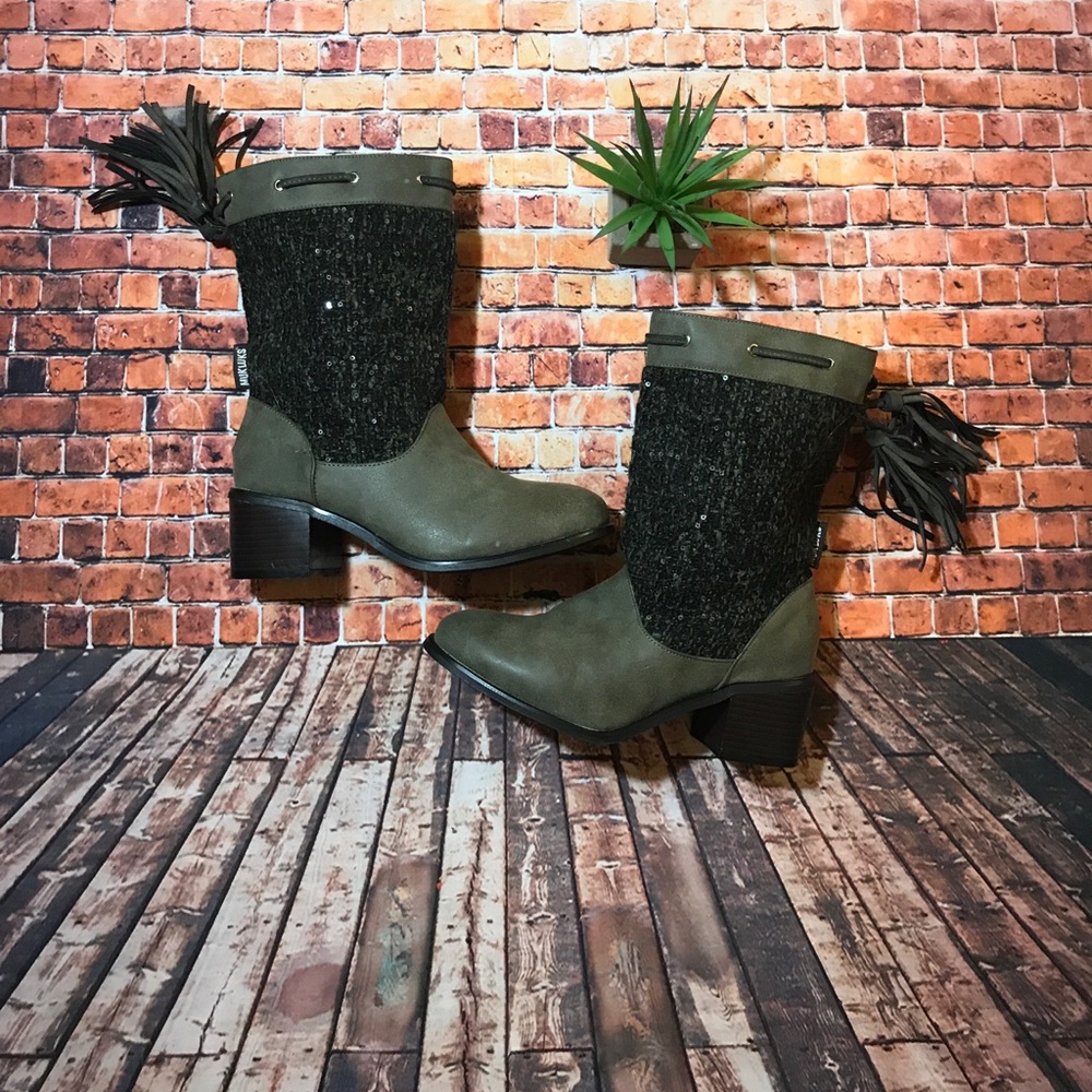 Amazing olive green mukluks w/tassels Sz.7