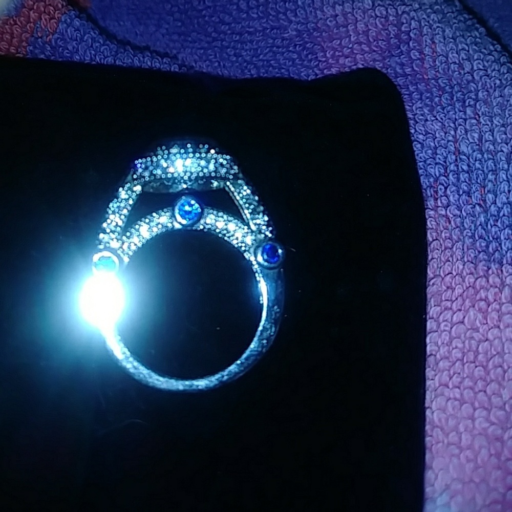 Ladies Ring - Picture 2 of 3