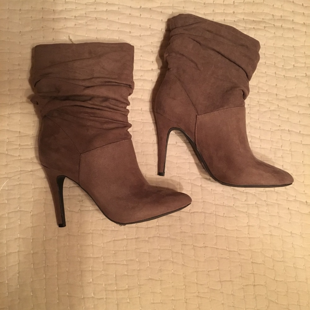 Forever 21 BRAND NEW suede boots size 7.5