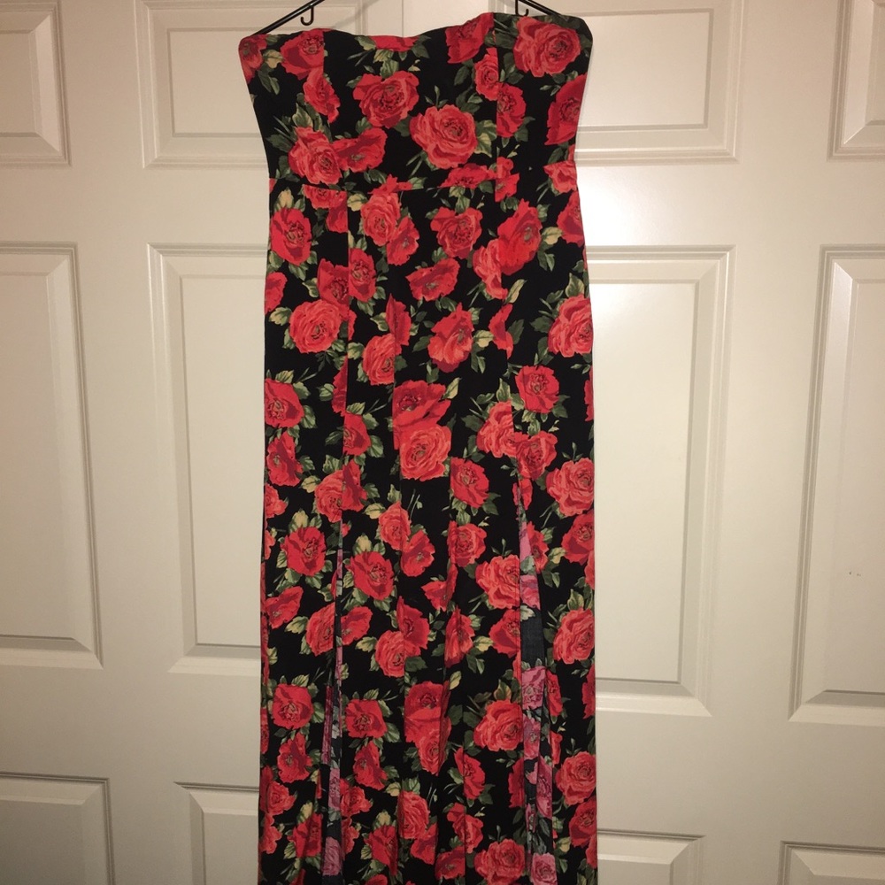 Strapless maxi floral dress! 🌹