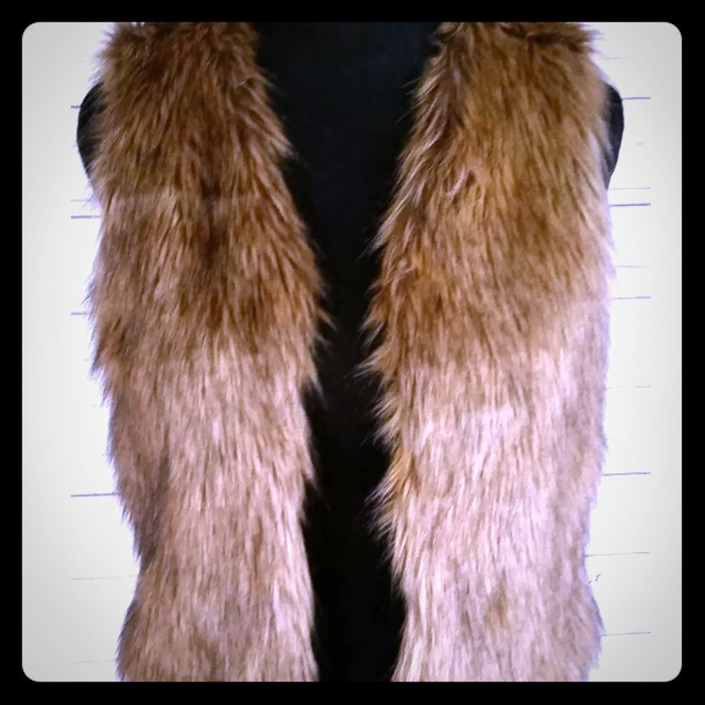 😻Ashy Brown faux fur vest w/ gold lining😻