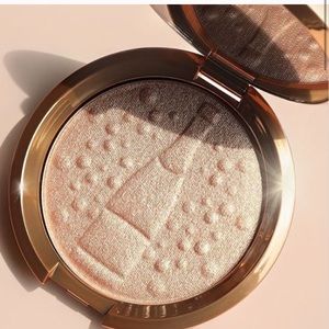 Becca champagne pop highlighter
