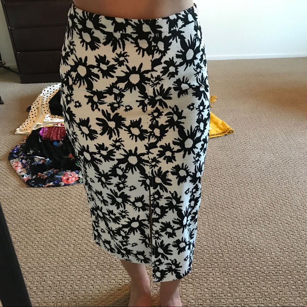 Black and white flower detail skirt