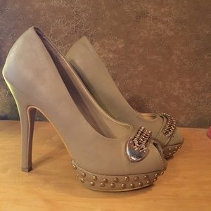 Size 38 barely worn great condition tan MAC heels