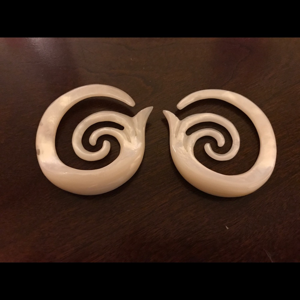💕0 Gauge💕 Mother of Pearl Spiral Earings