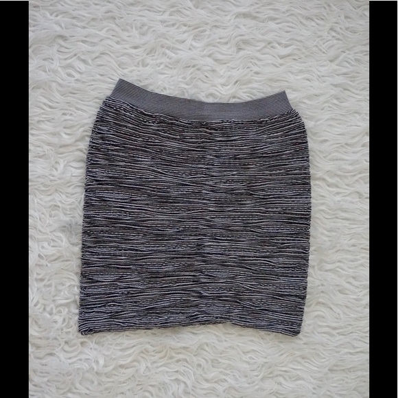 Curb Hugging Skirt - Picture 1 of 2