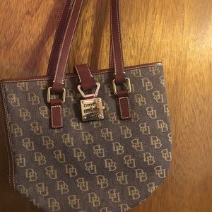 BRAND NEW WITHOUT TAGS DOONEY AND BOURKE PURSE!