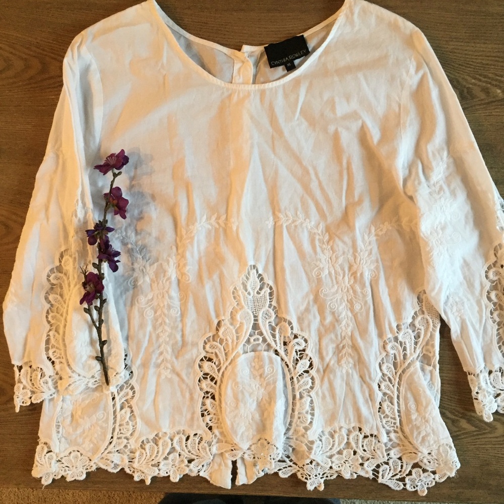 White Blouse w Elegant Lace Stitching