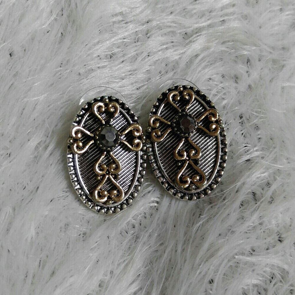 Vintage looking earrings.