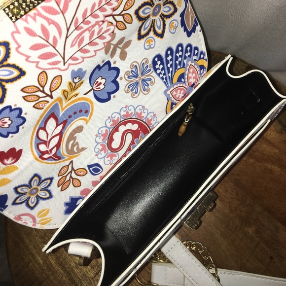 Patterned Strap Purse - Picture 3 of 4