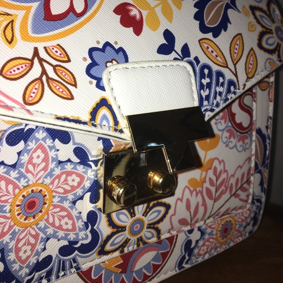 Patterned Strap Purse - Picture 4 of 4