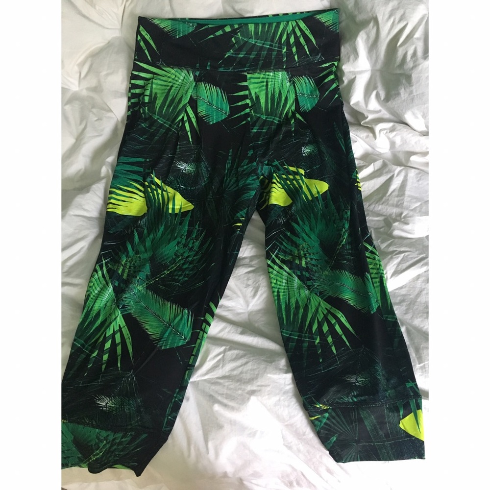 NWT Fabletics leaf print yogi capri jogger