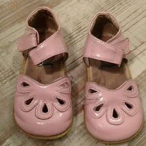 VGUC Livie and Luca pink petals size 9