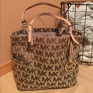 👜 Jet Set Michael Kors handbag. Style: Jet Set