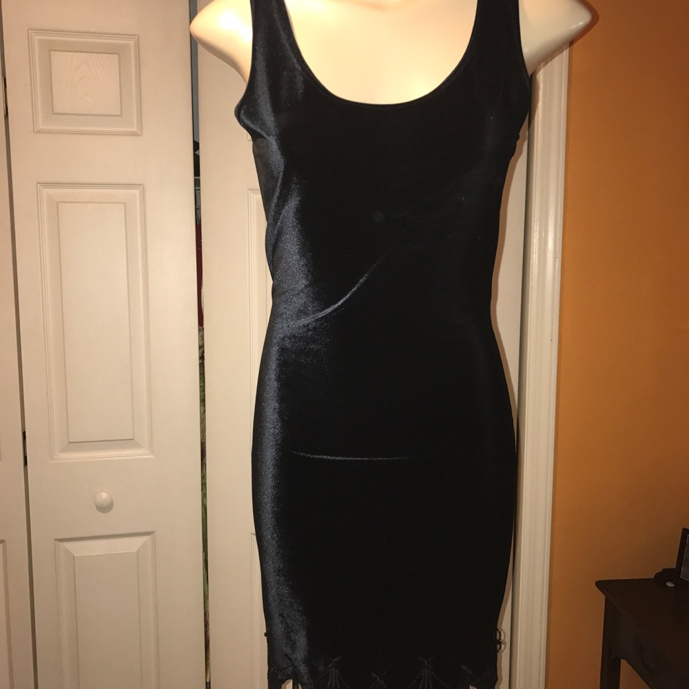 Holiday holiday 🎉 party, perfect little, black velvet dress made in Paris 🎁