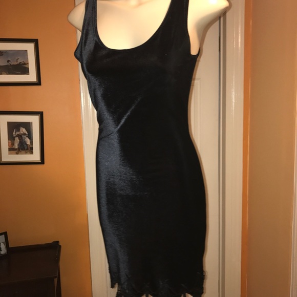 Holiday holiday 🎉 party, perfect little, black velvet dress made in Paris 🎁 - Picture 4 of 7
