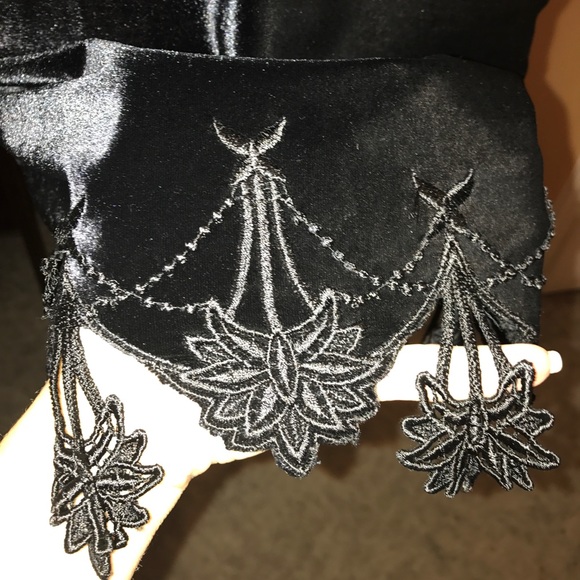 Holiday holiday 🎉 party, perfect little, black velvet dress made in Paris 🎁 - Picture 5 of 7