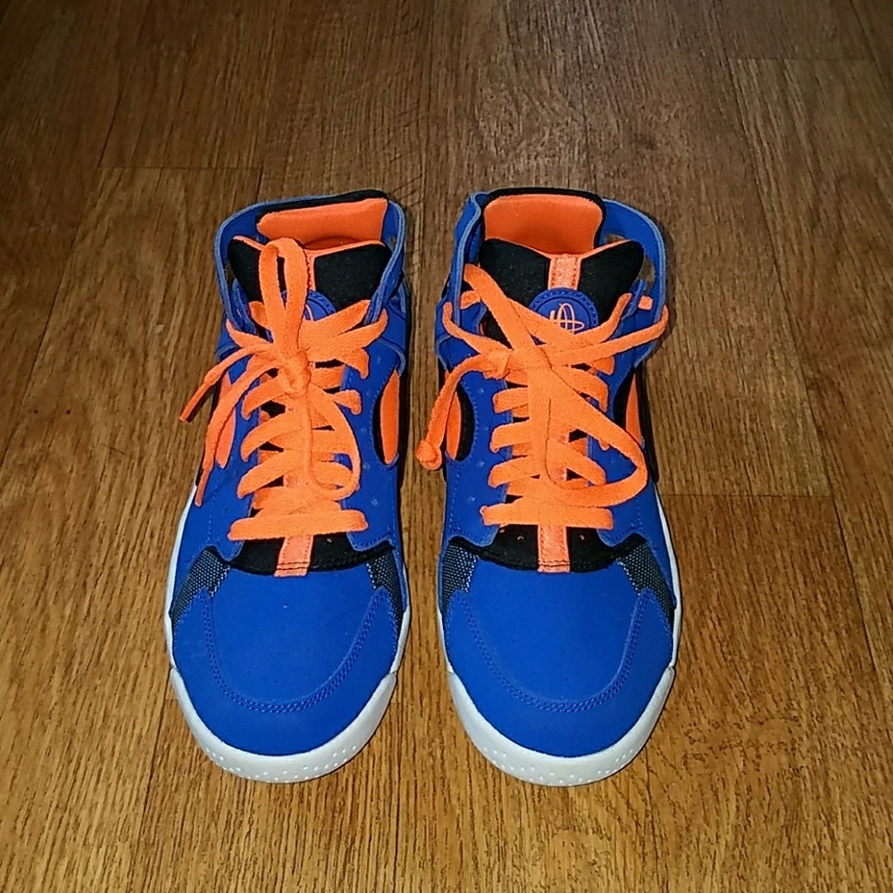 Size 6 in boys. Converts to a 8.5 on women