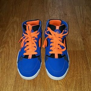 Size 6 in boys. Converts to a 8.5 on women