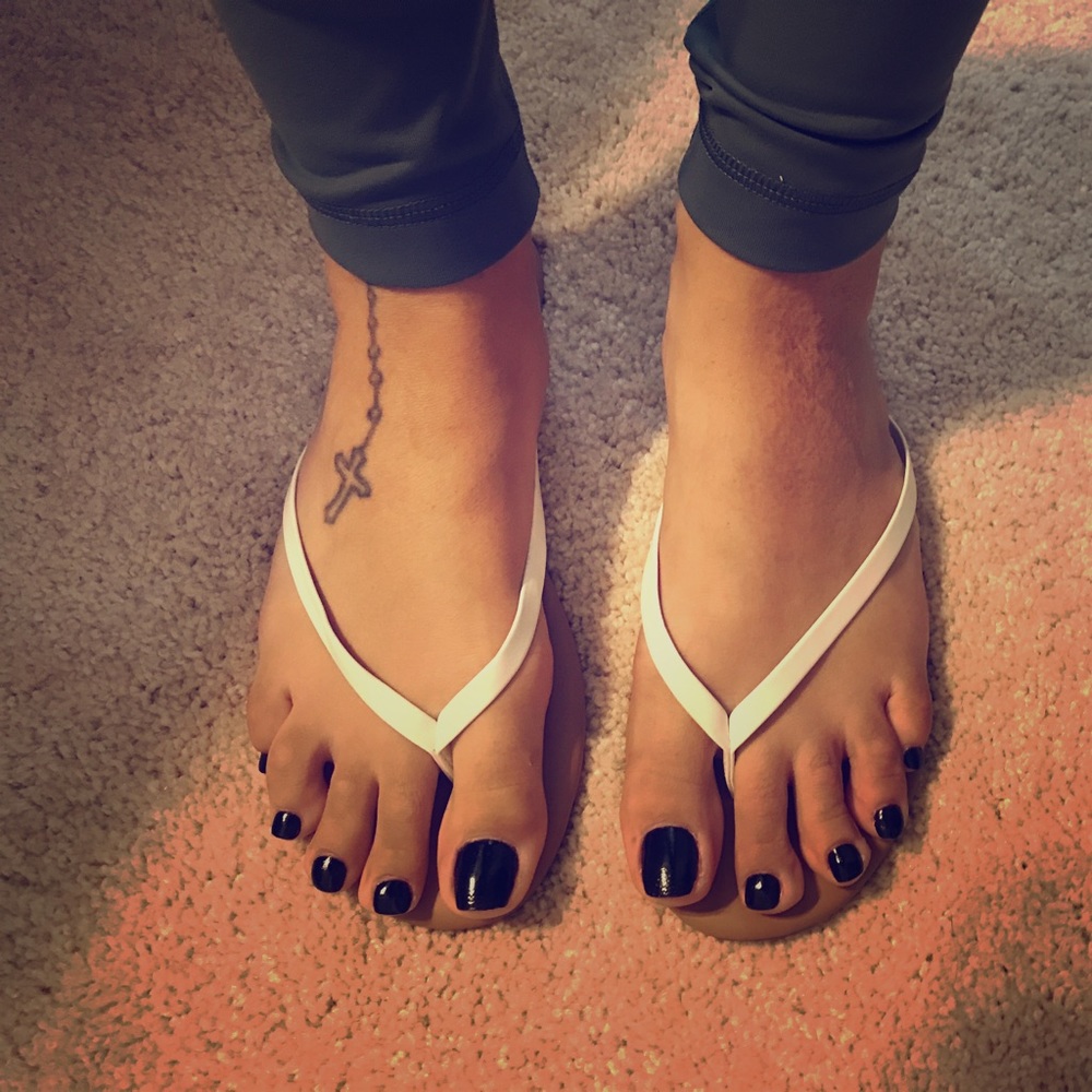 Lauren Conrad white and tan flip flops