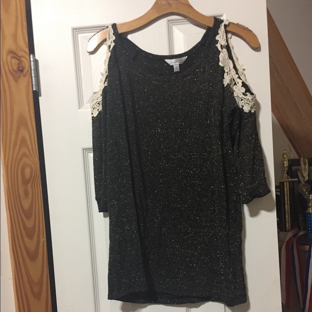 Sparkly black  cold-shoulder  3/4 sleeve shirt