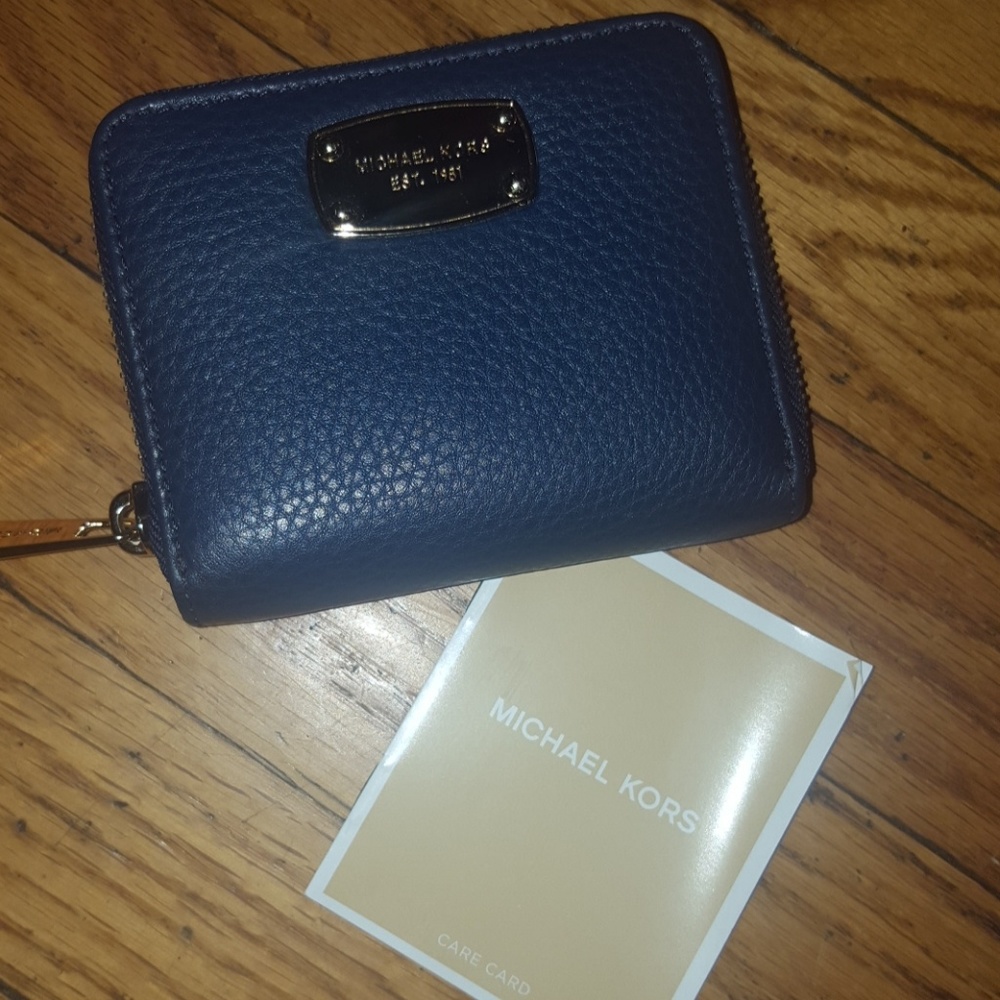 Brand new Michael kors navy wallet w/ gold detail