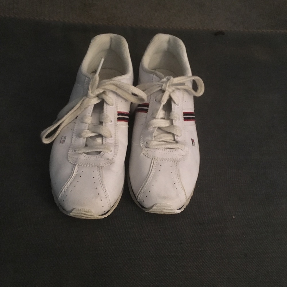 Tommy Hilfiger throwback sneakers.