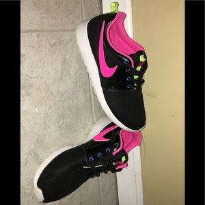 Women's Roshe Run Size 7