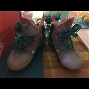 Lebron South Beach Size 5Y (Womens 7)