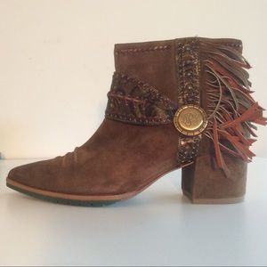 Donald & Lisa Pliner Limited khaki Suede booties