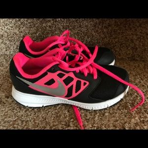 Girls Nike tennis shoes