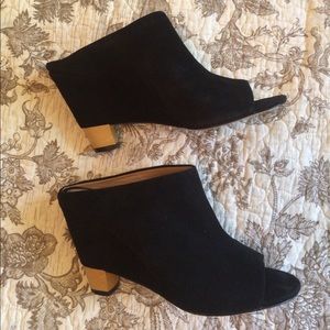 Vince Camuto Signature black wedges