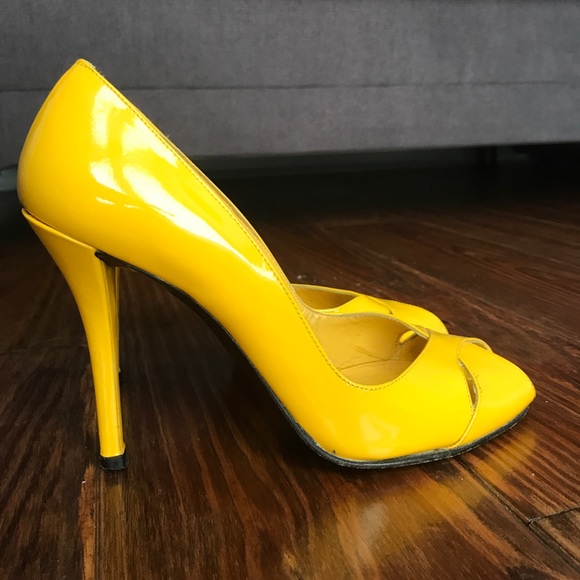 Yellow Stuart Weizmann peep toe pumps, size 7M - Picture 1 of 5
