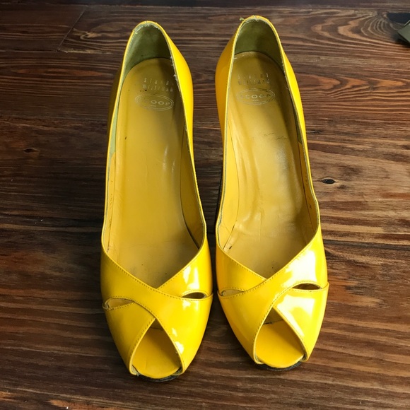 Yellow Stuart Weizmann peep toe pumps, size 7M - Picture 3 of 5