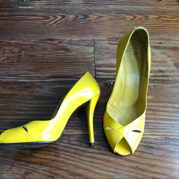 Yellow Stuart Weizmann peep toe pumps, size 7M - Picture 4 of 5