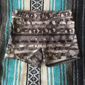 Under Armour Shorts in Gray Size Medium