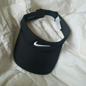 NIKE BLACK VISOR